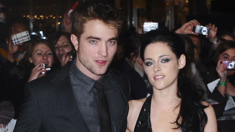 Robert Pattinson and Kristen Stewart posing