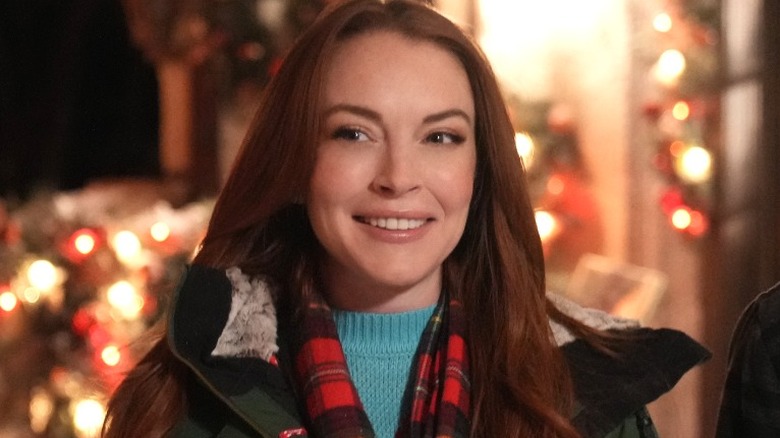 Lindsay Lohan smiling, Christmas lights