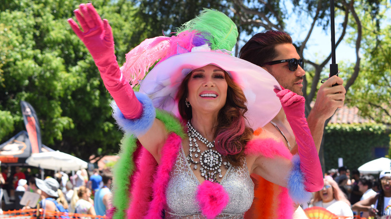 Lisa Vanderpump waving