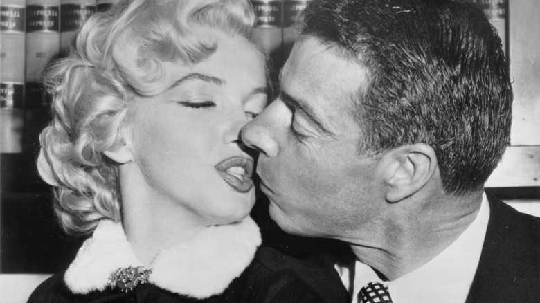 Marilyn Monroe kissing JoeDiMaggio 