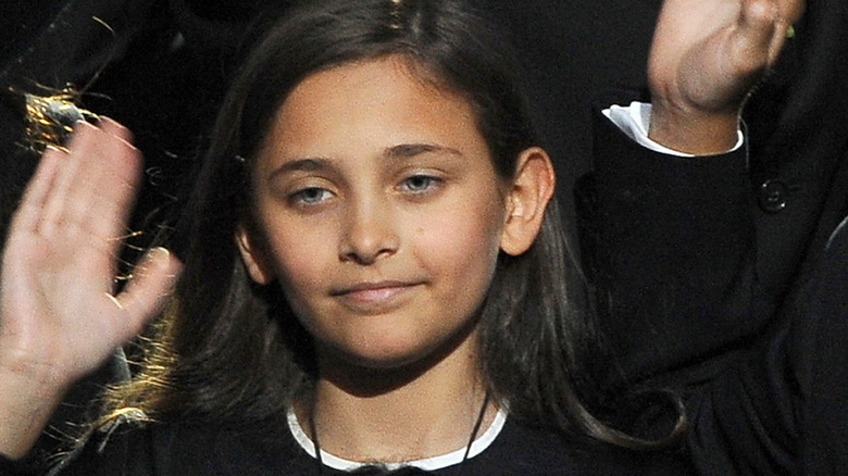 Paris Jackson waving at father's funeral