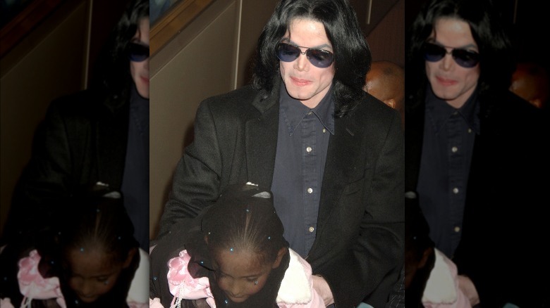 Michael Jackson walking with Paris, her face covered