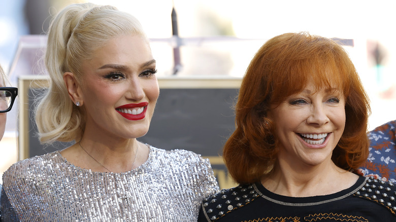 Reba McEntire posing with Gwen Stefani