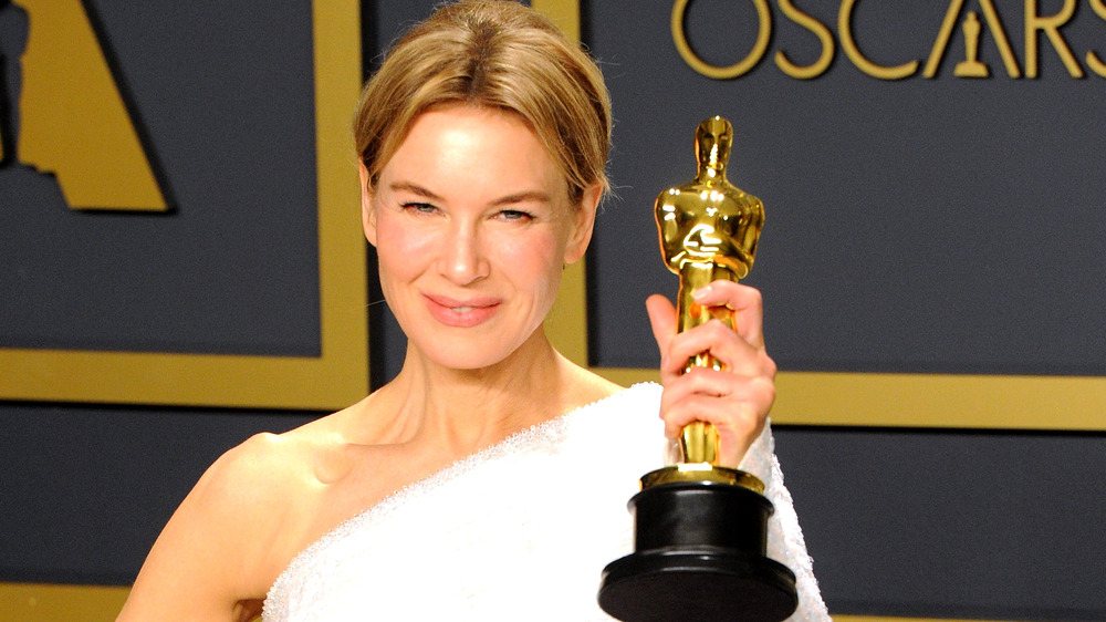 Renee Zellweger holding up her oscar