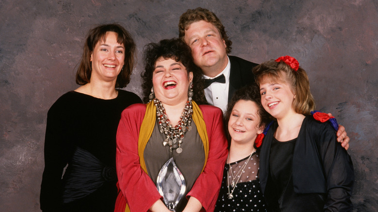 Roseanne Barr posing with the cast of "Roseanne"