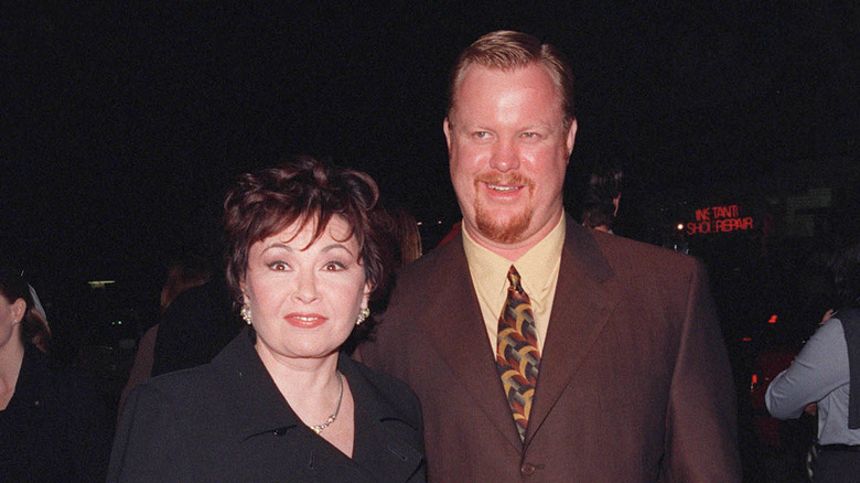 Roseanne Barr and Ben Thomas pose at the premiere of "Beloved" in 1998