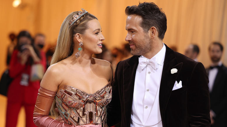 Ryan Reynolds, Blake Lively posing lovingly