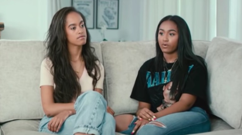 Sasha Obama and Malia Obama sitting on a couch