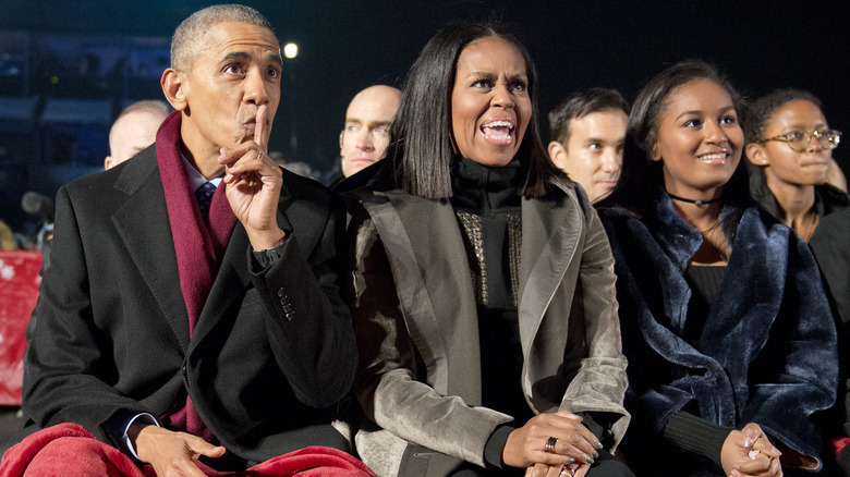 Barack Obama, Michelle Obama and Sasha Obama sitting together