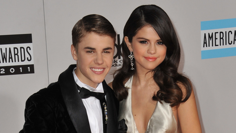 Selena Gomez, Justin Bieber, posing