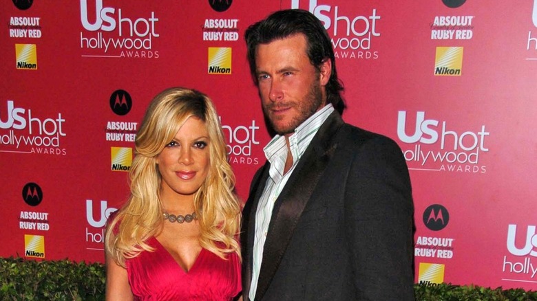 Tori Spelling and Dean McDermott smiling