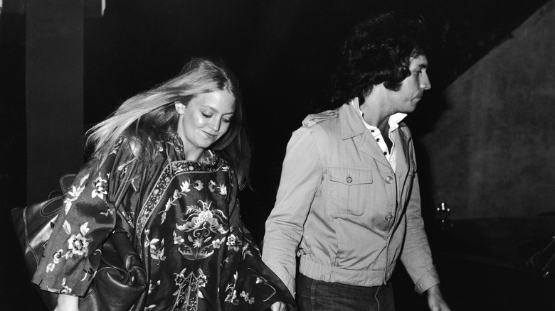 Goldie Hawn and Bill Hudson walking