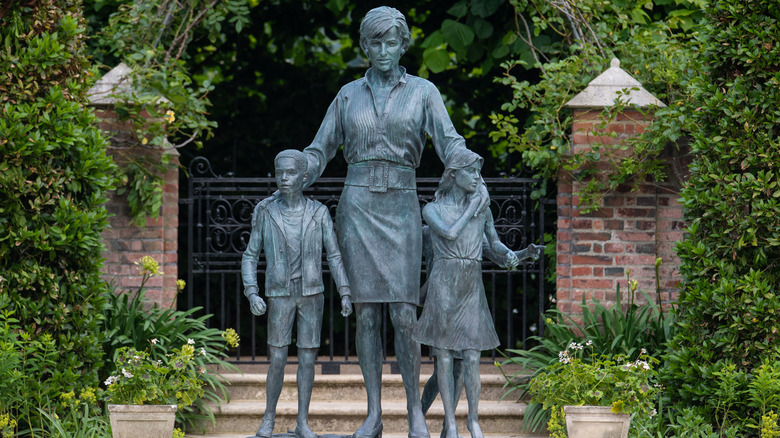 Princess Diana's statue, straight forward photo from the Sunken Garden