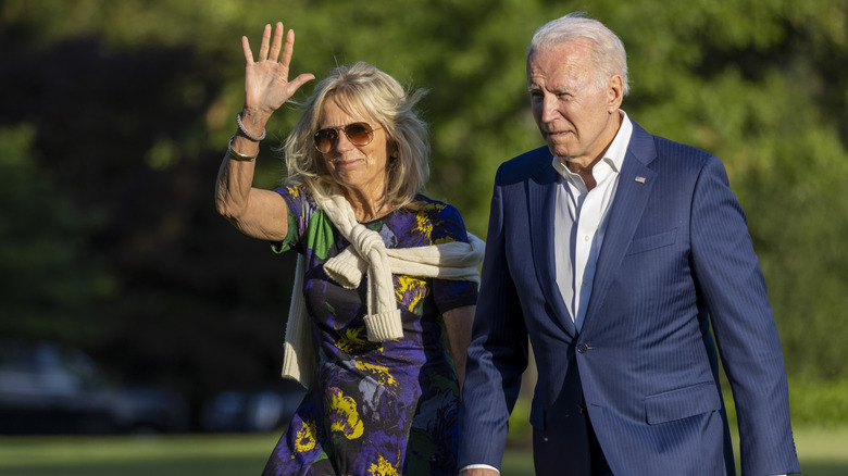 Jill Biden and Joe Biden waving