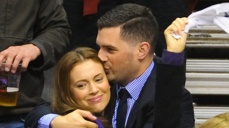 David Bugliari kissing his wife Alyssa Milano at a game