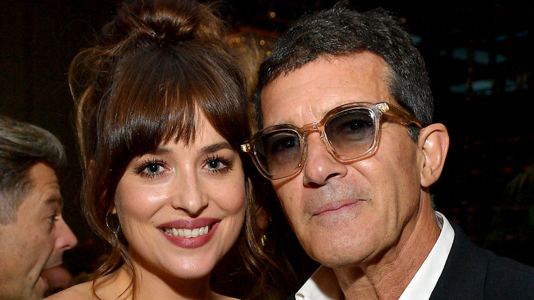 dakota johnson and antionio banderas pose for picture