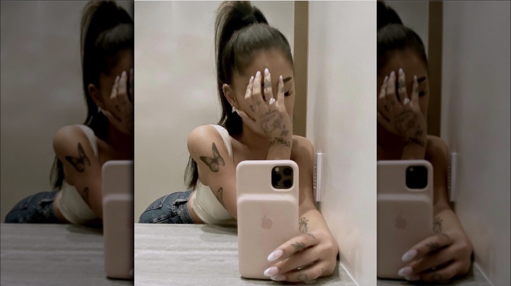 Ariana Grande mirror selfie