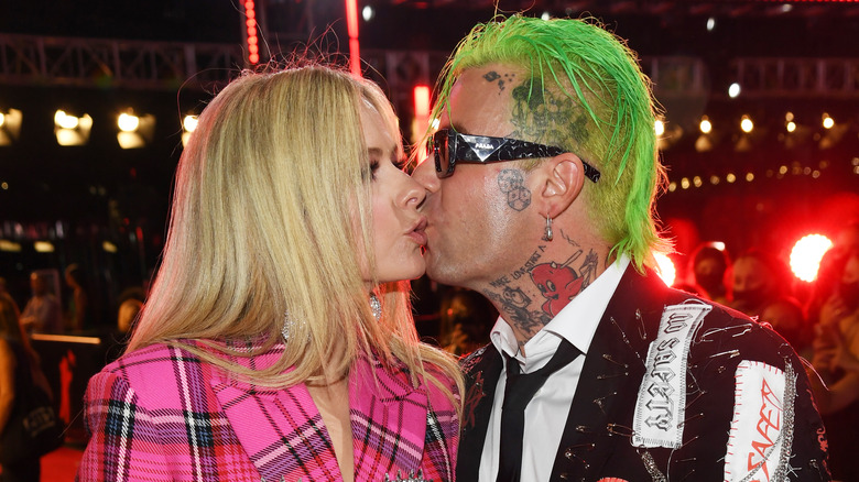 Avril Lavigne kissing Mod Sun