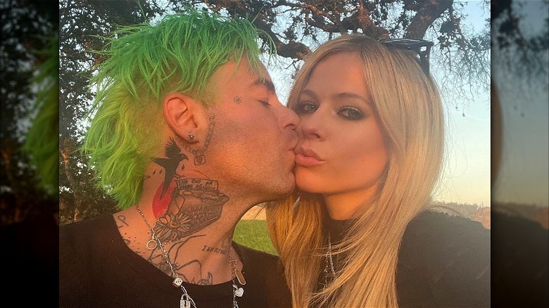 Mod Sun kissing Avril Lavigne