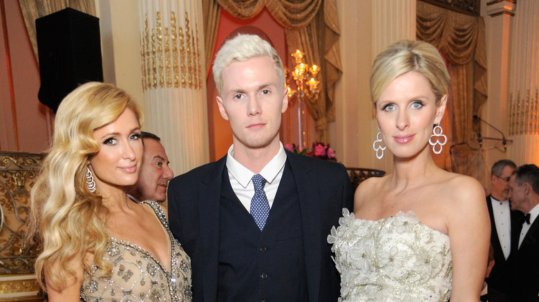 Barron Hilton with sisters, posing