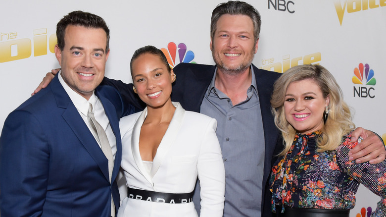 Kelly Clarkson and Blake Shelton posing with fellow 'The Voice' judges 2018