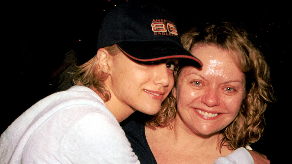 Brittany Murphy hugging her mother