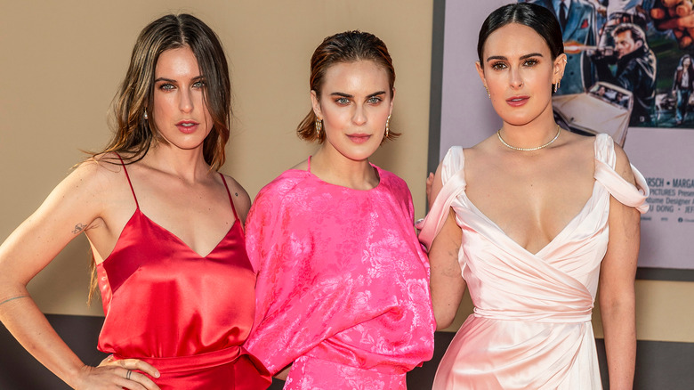 Tallulah Willis, Scout Willis, and Rumer Willis posing