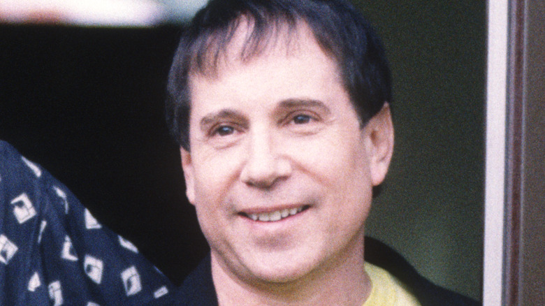 Paul Simon posing for cameras