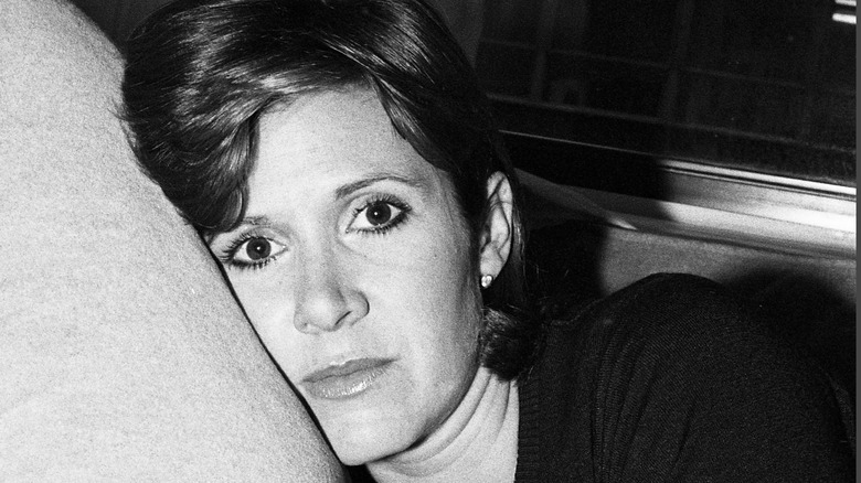 Carrie Fisher posing for cameras