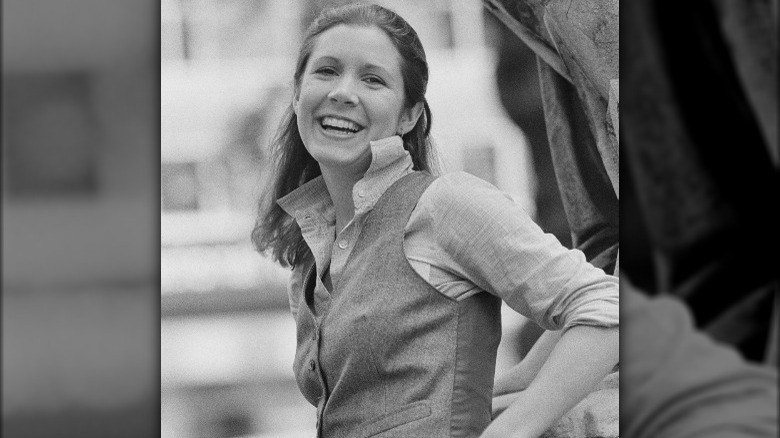 Carrie Fisher posing for cameras