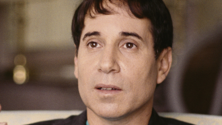 Paul Simon posing for cameras