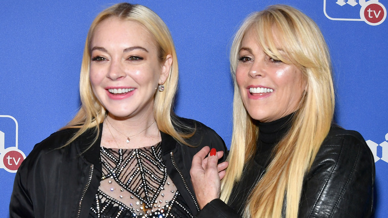 Lindsay and Dina Lohan smiling