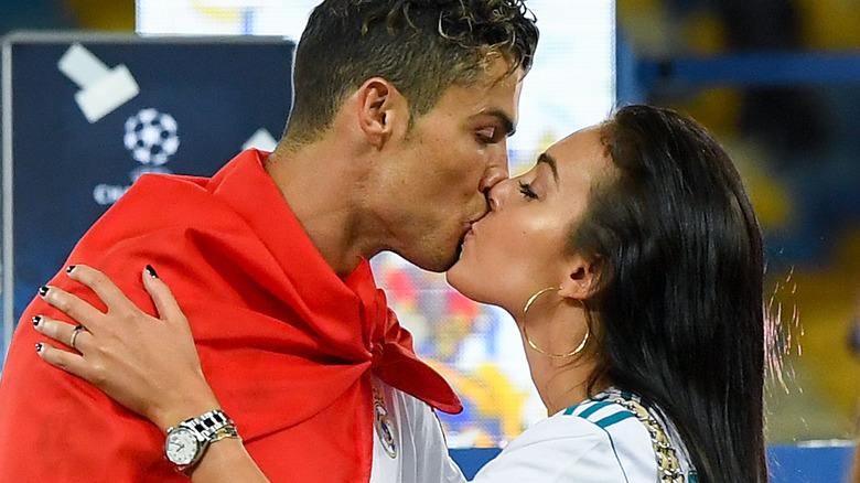 Cristiano Ronaldo, Georgina Rodriguez, kissing