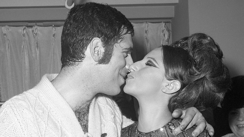 Elliot Gould, Barbra Streisand kissing