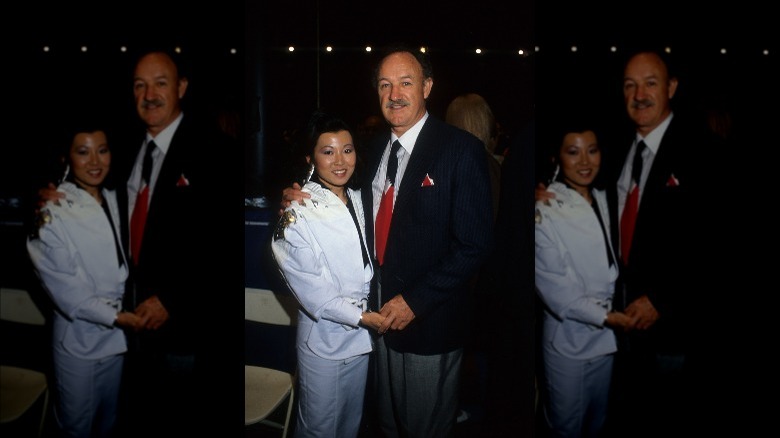 Gene Hackman and Betsy Arakawa embracing in 1986