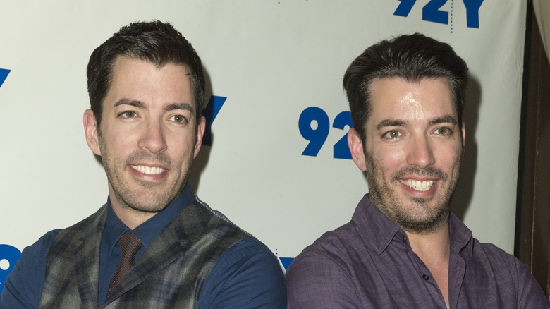 Drew and Jonathan Scott posing