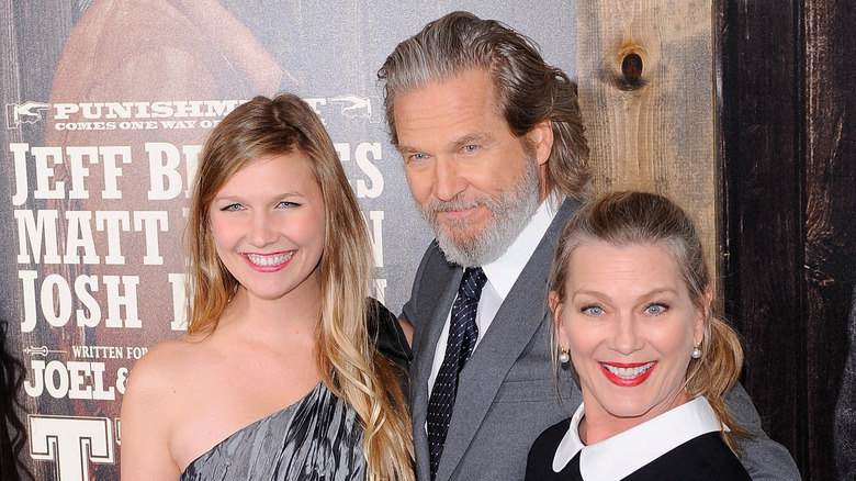 Jessie Bridges, Jeff Bridges, and Susan Geston smiling