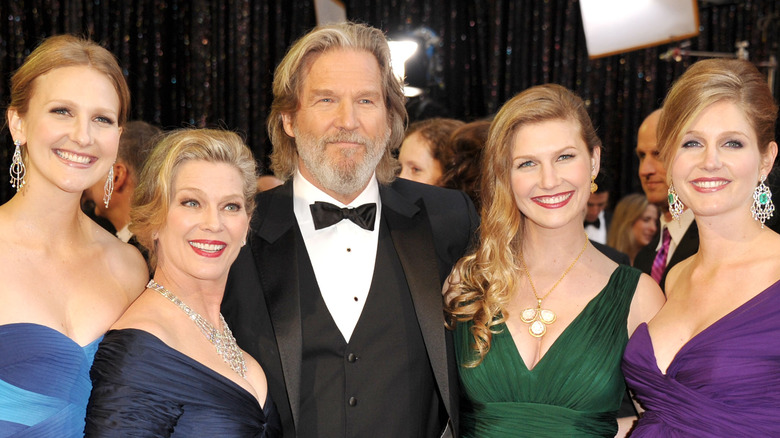 Jeff Bridges posing with his family