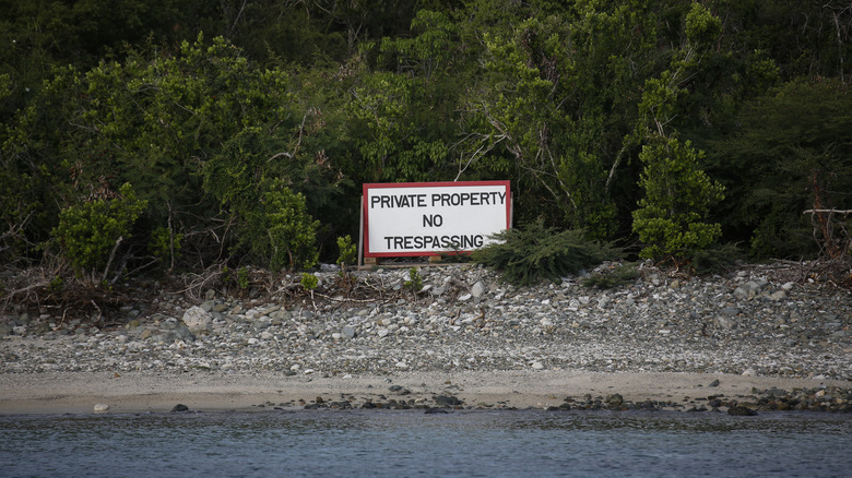 No trespassing sign o Jeffrey Epstein's Island