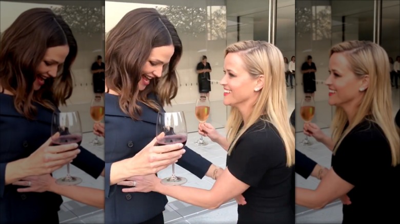 Jennifer Garner and Reese Witherspoon rubbing bellies