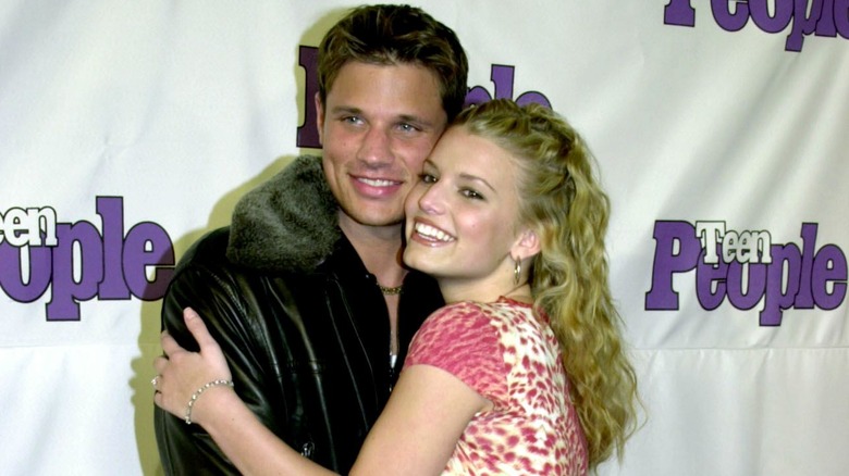 Nick Lachey and Jessica Simpson hug