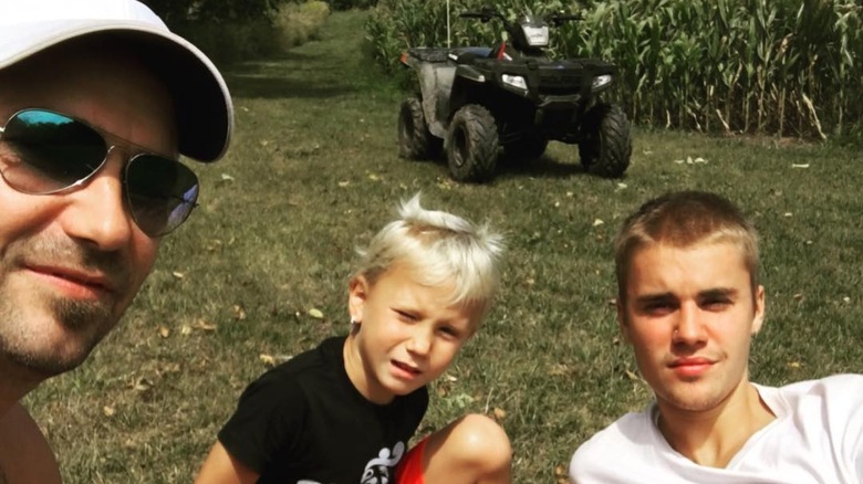 Jeremy, Jaxon, and Justin Bieber posing outside