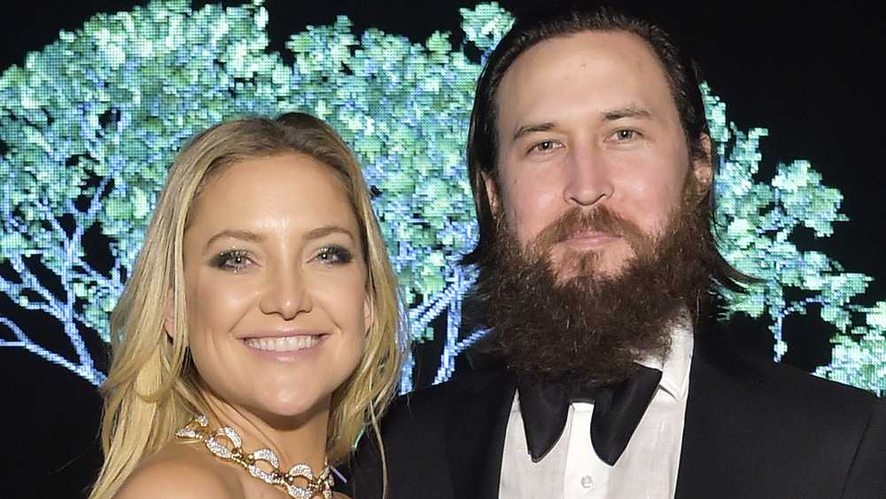 Kate Hudson posing with boyfriend Danny Fujikawa