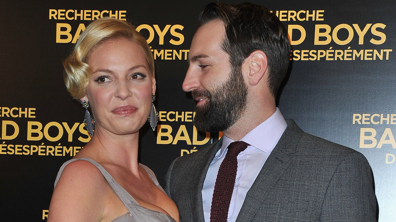 Kathrine Heigl posing, Josh Kelley looking at her