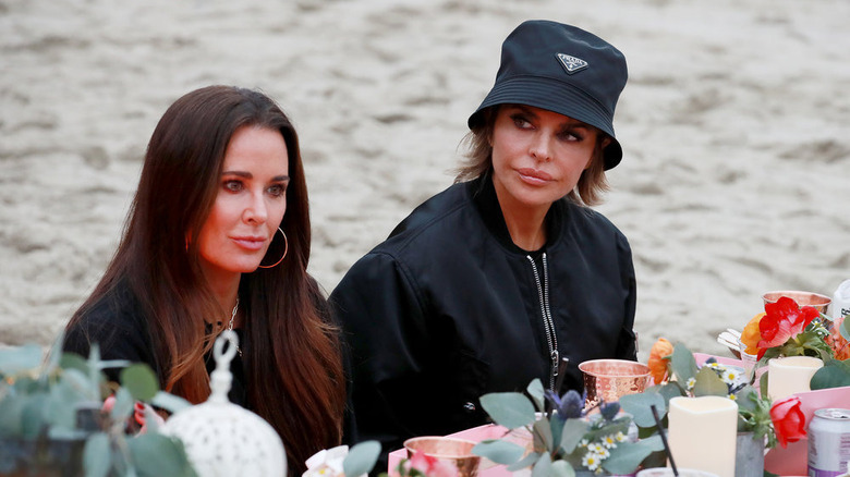 lisa rinna in bucket hat gives kyle side eye