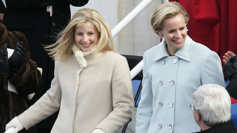 Cheney daughters exit a plane