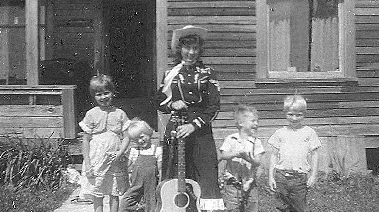 Loretta Lynn with four of her children