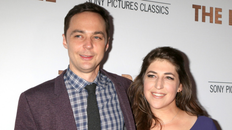 Mayim Bialik and Jim Parsons on the red carpet