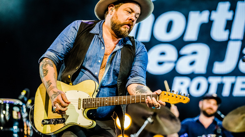 Nathaniel Rateliff, singing