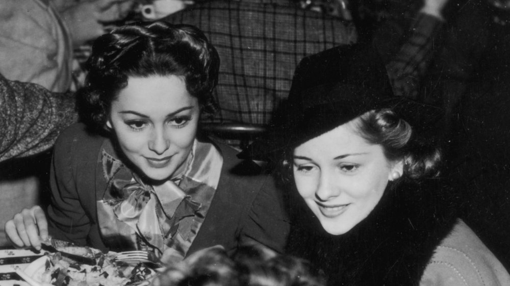 Black-and-white photo of Olivia de Havilland and sister Joan Fontaine